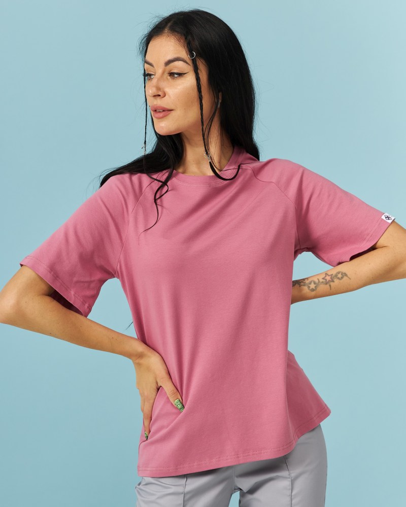 Медицинская футболка-реглан женская розово-лиловая