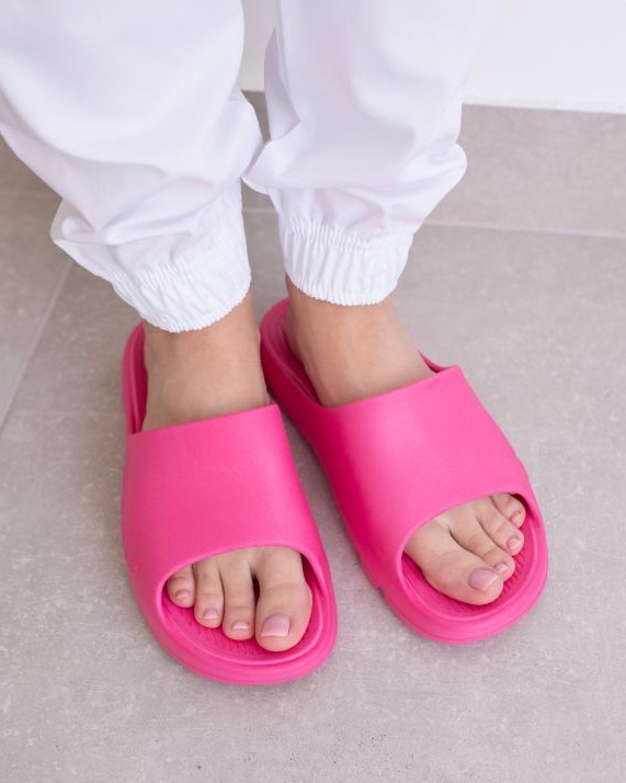 Взуття медичне жіноче шльопанці Coqui Lou рожевий неоновий