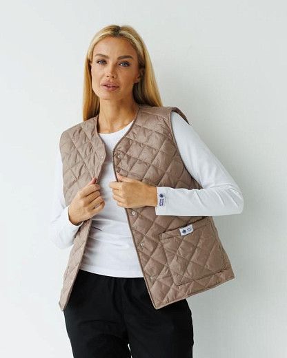 Чому медична жилетка не буде зайвою в образі? Підбираємо відповідний одяг