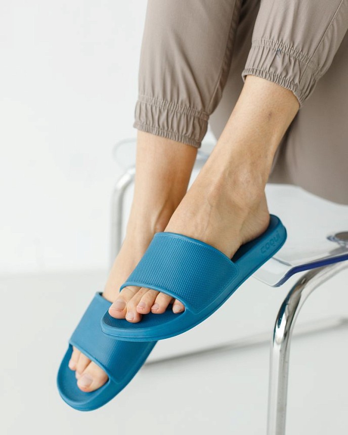 Взуття медичне жіноче шльопанці Coqui Tora синій 5