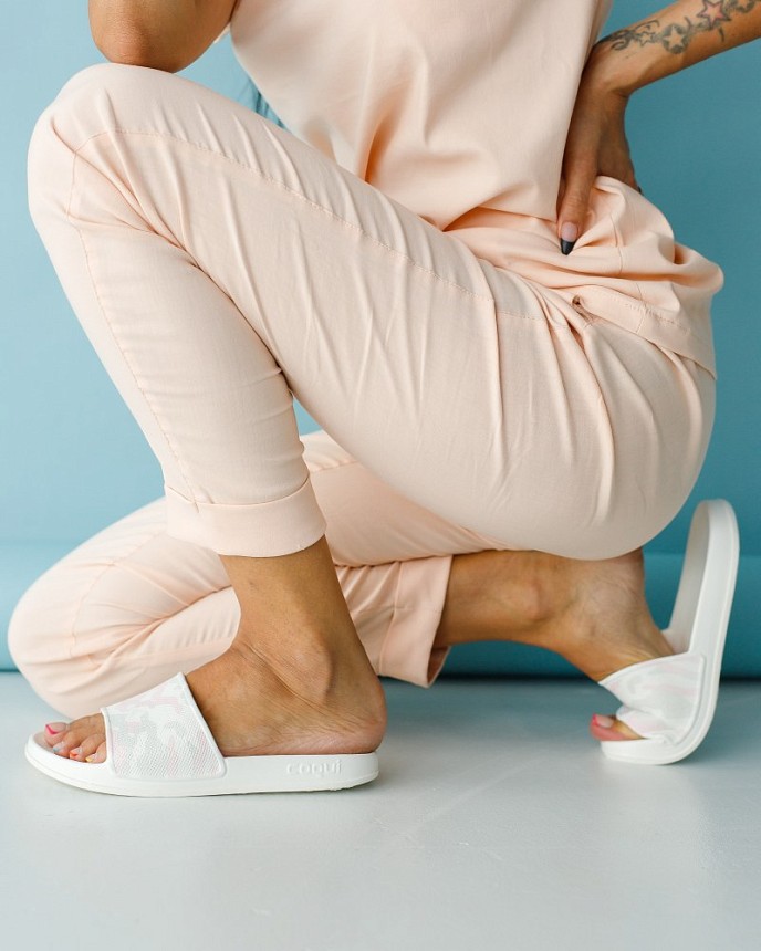 Взуття медичне жіноче шльопанці Coqui Tora білий-рожевий камуфляж