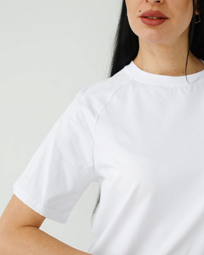 Медицинская футболка-реглан женская белая 4