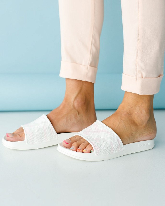 Взуття медичне жіноче шльопанці Coqui Tora білий-рожевий камуфляж 3