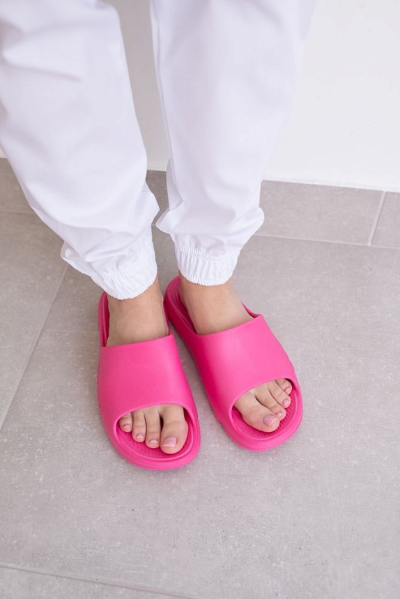 Взуття медичне жіноче шльопанці Coqui Lou рожевий неоновий 4