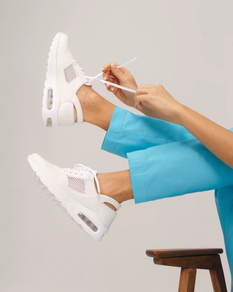 Взуття медичне жіноче кросівки з відкритою п'ятою White Air підошва